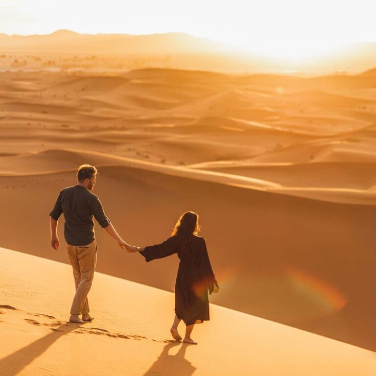 couple-walking-in-sahara-desert-at-sunset-view-fr-CAUWRM2-800x800